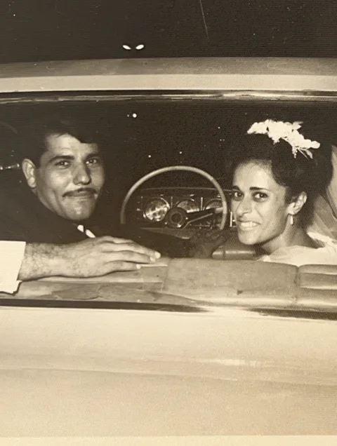 תמונת חתונה ישנה בגוון ספיה, לפני שחזור
